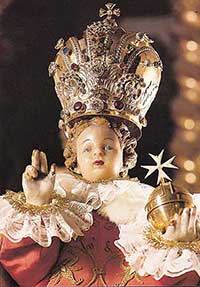 A statue of a child holding a golden crown.